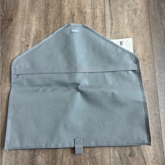 Thirty One Hang It Up Pocket. Grey and white. New with tags! - Picture 3 of 3